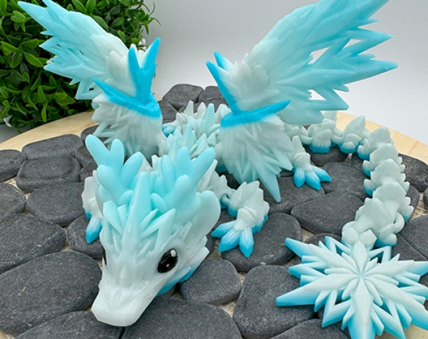 Schneekristall-Drache – Wintertraum